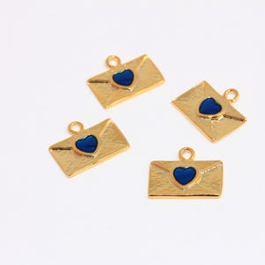 10 x 17 mm 24 dijes de letras de sobre dorado brillante, colgante de sobre, dijes de amor, sobre con corazón azul, dijes chapados en oro, MBGMLS525
