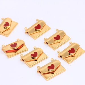 24 dijes de letras en forma de sobre dorado brillante, colgante de sobre, dijes de amor, sobre con corazón rojo, MBGCHK109-2