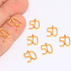 9 x 10 mm breloques en or brillant 24 carats, pendentif 50 chiffres, breloques cinquante ans, breloques initiales, finitions plaquées or, MBGXP319