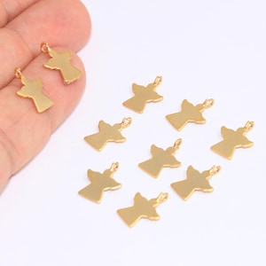 Può includere: Dieci ciondoli dorati a forma di angelo con un anello per attaccarli a gioielli o altri oggetti artigianali.