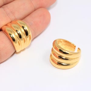 17-18 mm ring i 24k glänsande guld, justerbara ringfattningar, iögonfallande manschett, texturerad strängring, snäcksnäcksring, guldpläterade detaljer, MBGBRT470