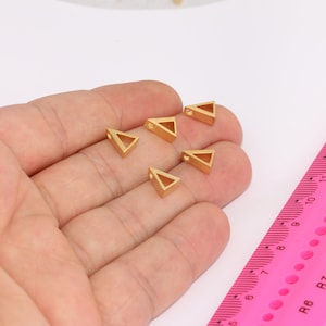 7x9mm 24k Matt Gold Delta Letter, Delta Letter, Griechische Buchstaben, Delta Schmuck, Vergoldete Buchstaben, MBGBRT585