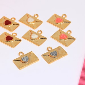 Dije de letra de sobre de oro brillante 24 de 10 x 17 mm, Colgante de sobre con corazón, Dijes de amor, Corazón de color de esmalte opcional, Dijes chapados en oro,