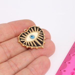 Dijes de corazón chapados en oro brillante de 27 x 28 mm, dijes de mal de ojo con esmalte negro, collar con medallón de corazón, colgante de mal de ojo chapado en oro, MBGMLS969