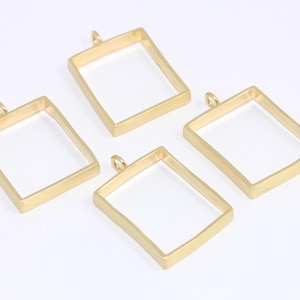 Puede incluir: Cuatro marcos de metal dorado con un bucle en la parte superior. Los marcos son cuadrados y rectangulares.