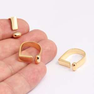 Peut inclure: Trois bagues en or avec un design ouvert unique. Les bagues sont faites d'un métal épais et solide et ont une finition lisse et polie.