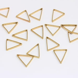 13 x 15 mm triangelkoppling i rå mässing, triangelberlock, konturerade triangelpärlor, geometriska berlocker, mässingsdetaljer, MBGMTE938