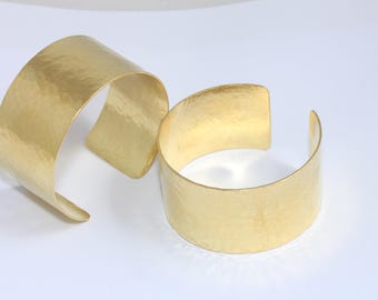 30 mm Rohmessing gehämmert Armreif, Rohmessing Manschette, Handgefertigte Manschette Armband, Rohmessing Armband, breite Messingarmband Manschette, MBGTVF8
