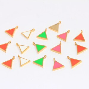Pode incluir: Conjunto de pingentes triangulares dourados com esmalte em várias cores, incluindo branco, rosa, vermelho e verde.