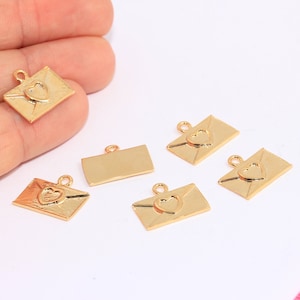 10x17mm 24 amuletos de sobres de oro brillante, colgante de sobre, sobre de carta, amuletos de amor, cuentas de cartas de amor, amuletos chapados en oro, MBGHRN17