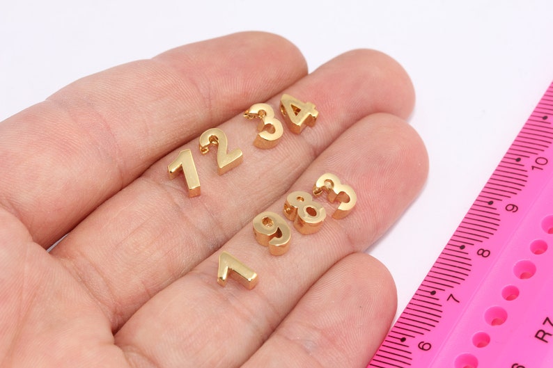 Numeri in oro lucido 24k 6x7mm, Ciondoli numerici, Perline numeriche, Ciondoli di compleanno, Ciondoli iniziali, Perline placcate oro, Ciondoli placcati oro, MBGHRF17 immagine 1