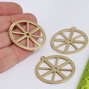 33 x 37 mm 真鍮製ホイールペンダント、ワゴンホイール、真鍮製メダリオン、真鍮製ワゴンホイールチャーム、ヴィンテージワゴンホイール、真鍮製金具、MBGSOM259