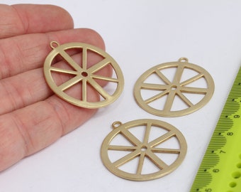 33 x 37 mm hänge i rå mässingshjul, vagnshjul, mässingsmedaljong, vagnshjulsberlocker i mässing, vintage vagnshjul, mässingsfynd, MBGSOM259