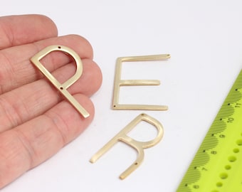 Può includere: Tre ciondoli in metallo dorato a forma delle lettere P, E e R. I ciondoli sono alti circa 2,5 cm e hanno due fori per essere attaccati ai gioielli.