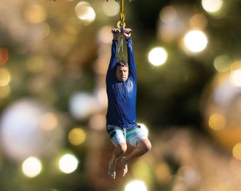 Je pense que vous devriez laisser l’ornement de Noël en acrylique Zip Line, le cadeau de Noël d’ornement de mème drôle, l’ornement de Tim Robinson, ITYSL