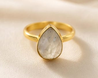 Anillo de labradorita natural en forma de lágrima, engaste minimalista chapado en oro, joyería de estilo bohemio chic.