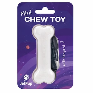 Op de afbeelding: Witte botvormige Mini Chew Toy met een zwart koord, verpakt op een paarse en blauwe kaart. De kaart heeft de tekst "Mini CHEW TOY" en de merknaam "JetPup".