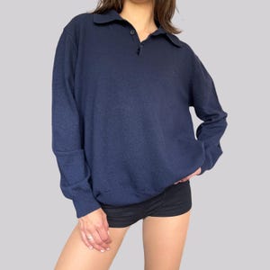 K&ouml;nnte beinhalten: Marineblaues Polohemd mit langen &Auml;rmeln und gekn&ouml;pftem Kragen. Das Hemd hat ein klassisches Design und ist aus weichem Material gefertigt. Ein vielseitiges Kleidungsst&uuml;ck.
