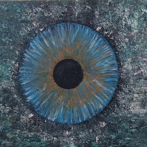 Könnte beinhalten: Nahaufnahme eines blauen Auges, das auf einen strukturierten, grün-grauen Hintergrund gemalt ist.