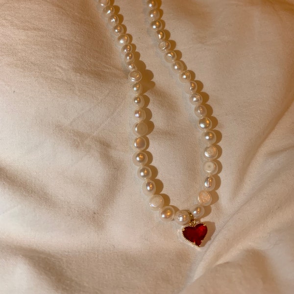 Collier en perles d'eau douce et coeur rouge brillant