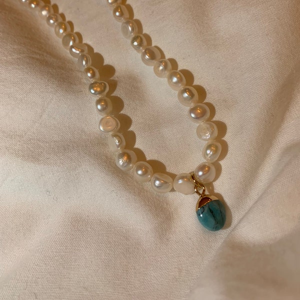 Collier en perles d'eau douce et pierre bleue