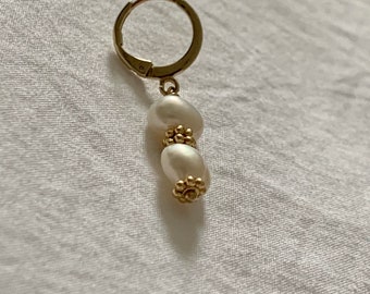 Créole dorée avec des perles d'eau douce et trois mini soleil