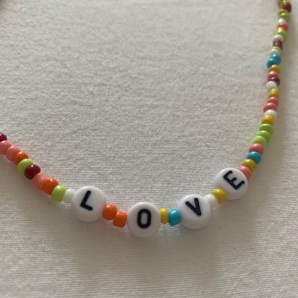 Collier de perles multicolore Love