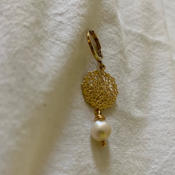 Créole dorée avec pendentif rosace te perle d'eau douce