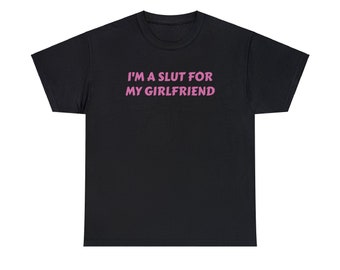 Je suis un sl * t pour ma petite amie Funny Meme chemise unisexe adulte, Dank Meme citation chemise hors de la poche humour T-shirt dicton drôle Y2k tendance