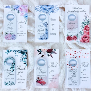 Pode incluir: Seis abridores de garrafas de casamento com designs florais. Cada abridor tem um padr&atilde;o floral diferente e inclui os nomes do casal e a data do casamento. O texto nos abridores de garrafas diz "Obrigado por celebrar conosco".