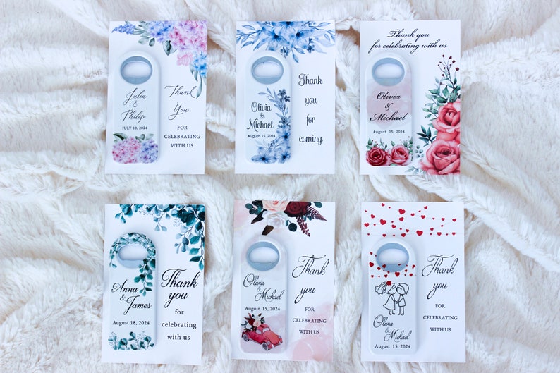 Pode incluir: Seis abridores de garrafas de casamento com designs florais. Cada abridor tem um padr&atilde;o floral diferente e inclui os nomes do casal e a data do casamento. O texto nos abridores de garrafas diz "Obrigado por celebrar conosco".