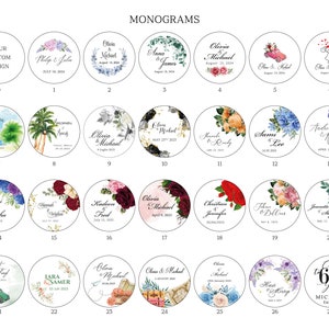 Pode incluir: Um conjunto de 27 adesivos redondos, brancos e personalizados para lembrancinhas de casamento com v&aacute;rios desenhos florais, tropicais e de carros. Cada adesivo apresenta os nomes do casal e a data do casamento.