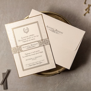 Goldgerahmte Hochzeitseinladung, weißer Umschlag und Einladungsset