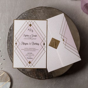 Baby Rosa und Weiß Hochzeitseinladung mit goldenen Details