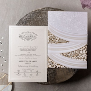 Laser Cut Hochzeitseinladungskarte mit goldenen Details