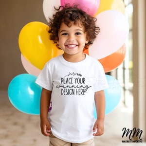 Maquette de t-shirt blanc pour anniversaire de tout-petit, maquette de garçon 5000b 3001t 3321 64500p, maquette de t-shirt pour anniversaire de bébé, téléchargement AI