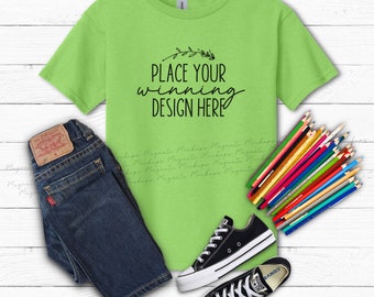Lime Grün Kinder Shirt Mockup: Gildan 5000b Flat Lay (AI Download)