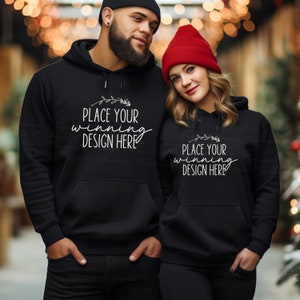 schwarzer Gildan 18500 Hoodie Mockup Weihnachtspaar Mann Frau blank 18500 Mock Hoodies Mockup Hoodie Model Mockup Xmas Mock-Up AI jpg download