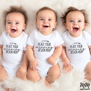 mock-up di body bianco triplet 3 baby neonato pagliaccetto mock-up tre neonati bianchi Mock up multipli modello neonati Mockup rompers Jpg Download