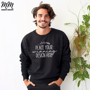 Könnte beinhalten: Ein schwarzer Pullover mit dem Text "Place your winning design here" in weißen Buchstaben. Der Pullover wird von einer Person mit braunen Haaren und Bart getragen.