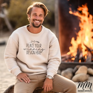 mockup felpa sabbia uomo di mezza età Gildan 18000 uomo anziano mockup maglione beige uomo G180 nonno pop mockup maglione uomo AI download