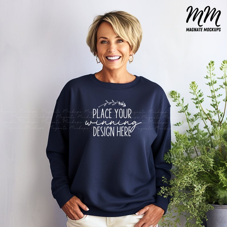 Mockup de moletom Gildan 18000 da Marinha: estilo feminino sênior (download em JPG) imagem 1