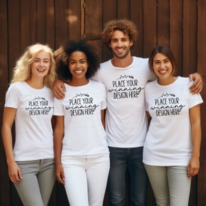 白いギルダン5000枚のTシャツのモックアップグループ、4人の友達、4人の友達のシャツのモックアップ、若い大人の仲間、5000枚の女性の空白のシャツのモックアップAI jpgダウンロード