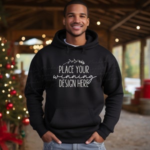 schwarzer Gildan 18500 Hoodie Mockup Herren schwarz männlich Modell Mock Weihnachten Hoodies Mockup Hoodie Modell Mockups Hoodies Xmas Mock-Up AI Download