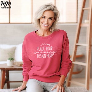 Heather Sport Scarlet Rot Gildan 18000 Sweatshirt Mockup Oma ältere weiblich mockup roter Pullover G180 Senior Damen Scarlet AI Download