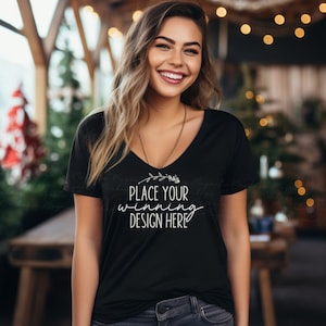 Bella Canvas nera 6035 scollo a V Mockup maglietta natalizia modello femminile vuoto T-shirt da donna Mock Up Mockup 6035 T-shirt natalizia con scollo a V AI download
