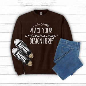 Dunkle Schokolade Gildan 18000 Sweatshirt Mockup Unisex Schokolade Mockup Gildan Blanko Pullover Unisex Mockups Flat Lay Foto SVG JPG Download