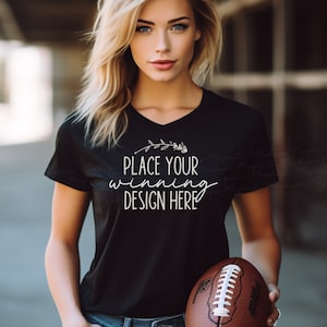 Mockup di maglietta con scollo a V Bella Canvas 3005 nera, modello femminile da calcio, mockup di maglietta vuota, stagione calcistica, mock con scollo a V AI, download jpg
