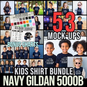 Puede incluir: Un collage de niños con camisetas azul marino Gildan 5000B. La imagen incluye maquetas, tablas de colores e información de tallas. El texto de la imagen dice "KIDS SHIRT BUNDLE NAVY GILDAN 5000B" y "53 MOCK-UPS".