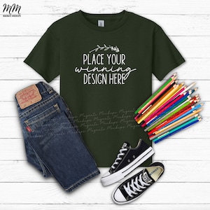 foresta Gildan 5000b mockup maglietta per bambini flat lay gildan kids t-shirt mockup G500B green kid t-shirt mockup bambini mock-up AI download